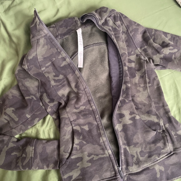 Lululemon Scuba Hoodie green Camo - Picture 5 of 5